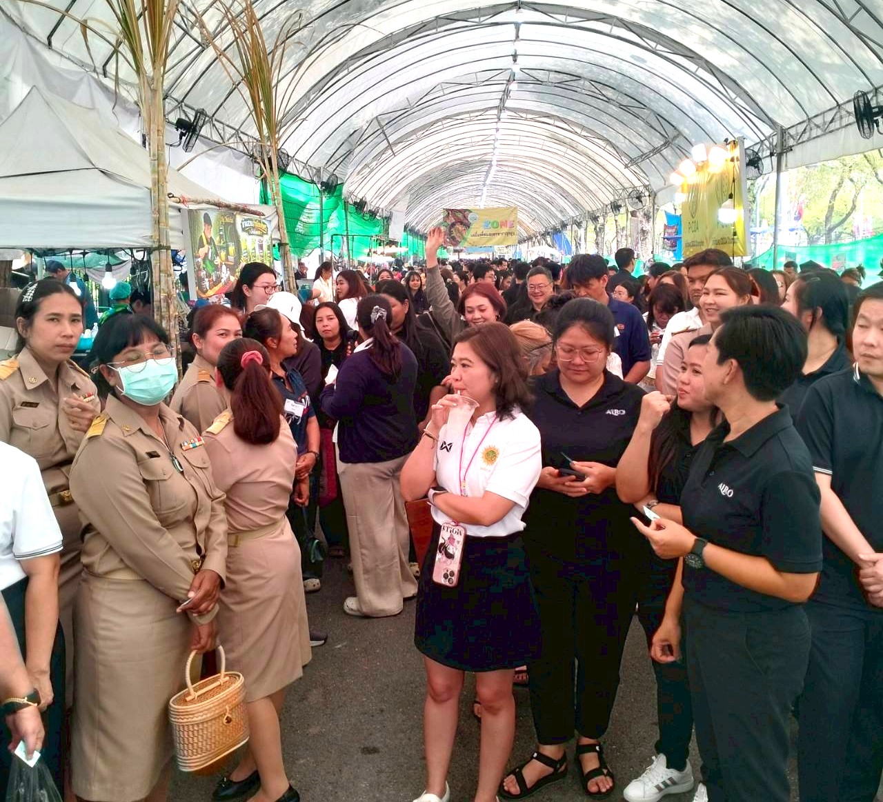 title - คณะทำงานฝ่ายติดตามประเมินผลการจัดงาน วันคล้ายวันสถาปนาสำนักงานการปฏิรูปที่ดินเพื่อเกษตรกรรม (ส.ป.ก.) ครบรอบ 51 ปี เปิดตั้งจุดให้ผู้ร่วมงานได้ร่วมสนุก เล่นเกมส์ และตอบแบบประเมินผลการจัดงาน ผ่านระบบออนไลน์